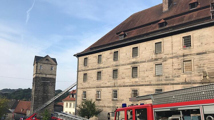 Zwar ist vergangenen Freitag durch das Feuer ein großer Holzbalken zerstört worden, ein Statiker gab aber Entwarnung: Einsturzgefährdet soll das historische Gebäude der Kronacher Justizvollzugsanstalt nicht sein. Foto: NEWS5 /Fricke