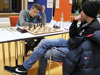Wohl bei kaum einer anderen Sportart lässt sich anhand der Körperhaltung so leicht erkennen, wer mehr vom Spiel hat. Im Vordergrund ist das Marko Hofmann vom SV Seubelsdorf, der in seiner Zweitrundenbegegnung gegen Benjamin Zerr vom SK Michelau entspannt ist. Foto: Häggberg