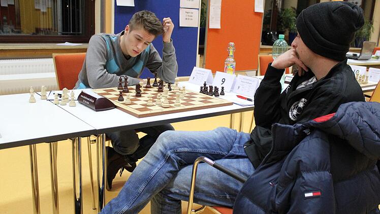 Wohl bei kaum einer anderen Sportart lässt sich anhand der Körperhaltung so leicht erkennen, wer mehr vom Spiel hat. Im Vordergrund ist das Marko Hofmann vom SV Seubelsdorf, der in seiner Zweitrundenbegegnung gegen Benjamin Zerr vom SK Michelau entspannt ist. Foto: Häggberg