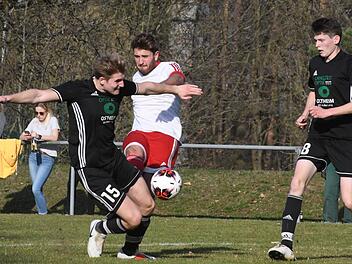 Die Entschlossenheit des Reichenbachers Julian Hergenr&ouml;ther (rechts) im Duell mit dem Urspringer Patrick Grenzer steht sinnbildlich f&uuml;r den Verlauf dieser Begegnung, die klar an die Teutonen ging.Hopf