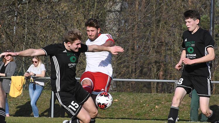Die Entschlossenheit des Reichenbachers Julian Hergenr&ouml;ther (rechts) im Duell mit dem Urspringer Patrick Grenzer steht sinnbildlich f&uuml;r den Verlauf dieser Begegnung, die klar an die Teutonen ging.Hopf