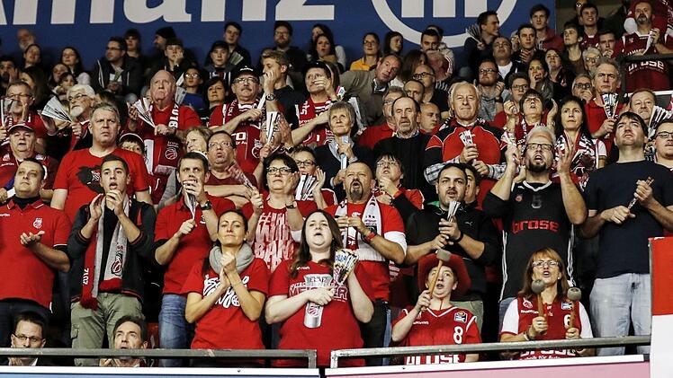 Die "rote Wand" wird auch beim Final Four in Antwerpen hinter den Bamberger Brose-Basketballern stehen. Foto: Daniel Löb