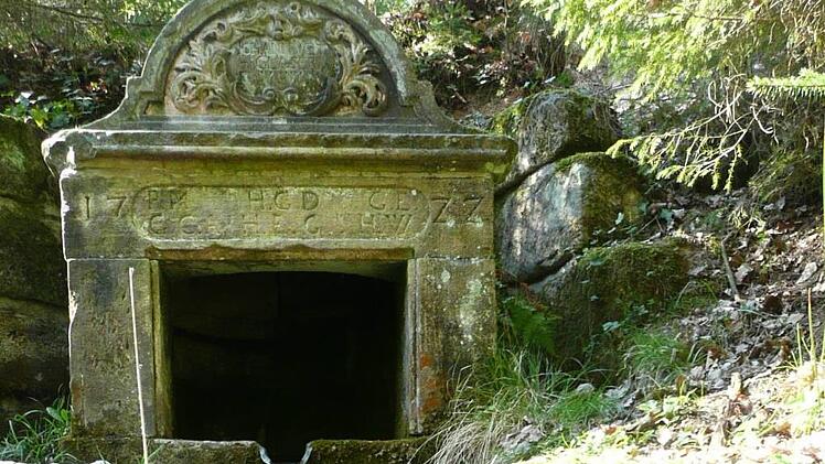 Am Mönchbrunnen (erbaut 1722 von Forstmeister Johann Veit Glaser, restauriert 2004 durch die Stadt Lichtenfels und Agenda 21)
