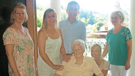 Hellwach und geistig fit feierte Rosi Holze ihren 95. Geburtstag. Mit im Bild von links Tochter Christa, Tanja Robitschko, B&uuml;rgermeister Jens Korn, Enkelin Insa und Nachbarin Josefine Wich Foto: Susanne Deuerling