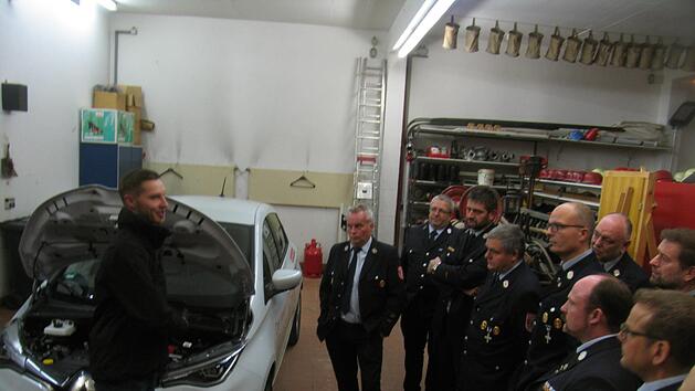 Jochen Reinsch sprach  &uuml;ber Probleme beim L&ouml;schen von E-Autos im Feuerwehrhaus in Sulzthal. Hilmar Ruppert