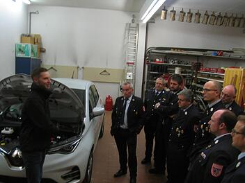 Jochen Reinsch sprach  über Probleme beim Löschen von E-Autos im Feuerwehrhaus in Sulzthal. Hilmar Ruppert