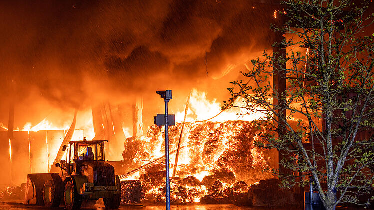 Kompletter Wertstoffhof in Flammen: Feuerwehren kämpfen gegen Großbrand