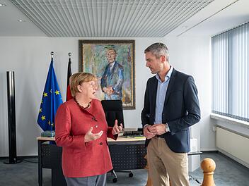 Angela Merkel empfängt Ingo Zamperoni zum Interview in ihrem Büro in Berlin.