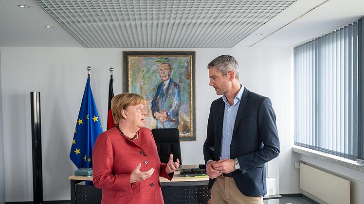 Angela Merkel empfängt Ingo Zamperoni zum Interview in ihrem Büro in Berlin.