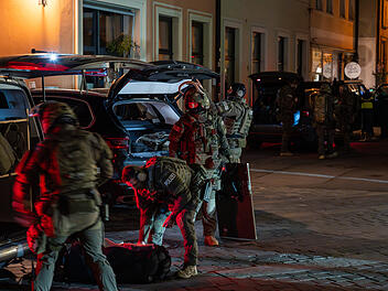Bedrohungslage mit Schusswaffe - Spezialeinheit st&uuml;rmt Wohnung in Bamberger Innenstadt