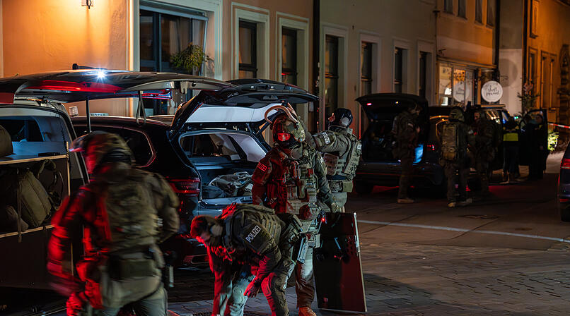 Bedrohungslage mit Schusswaffe - Spezialeinheit st&uuml;rmt Wohnung in Bamberger Innenstadt