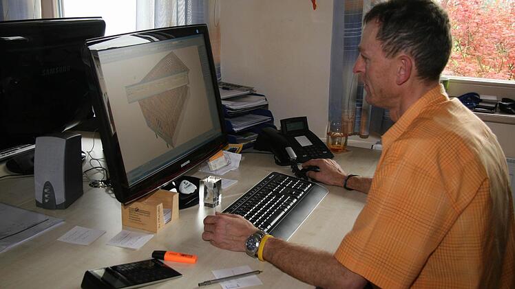 Thomas Wunder bei der Arbeitsvorbereitung: Die Häuser werden als 3-D-Modelle am Computer dargestellt.