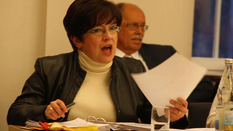 Elvira Kahnt (SPD) mit dem Corpus delicti.