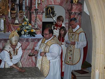 In neuem Glanz erstrahlt der Altar der Motschenbacher Kirche. Unser Bild entstand bei der Weihe mit (von links) Erzbischof Ludwig Schick, Kaplan Alexander Brehm und Pfarrer Thomas Wagner. Foto: Karl Klippel