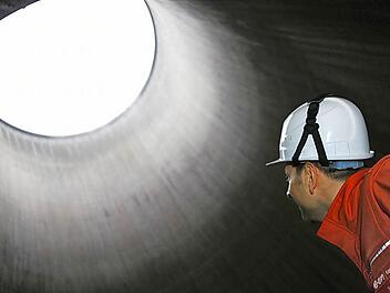 Ende 2015 schaut Eon in die Röhre wie hier der Techniker im Kühlturm des Kernkraftwerks Grafenrheinfeld. Es sei denn ... Foto: Matthias Hoch