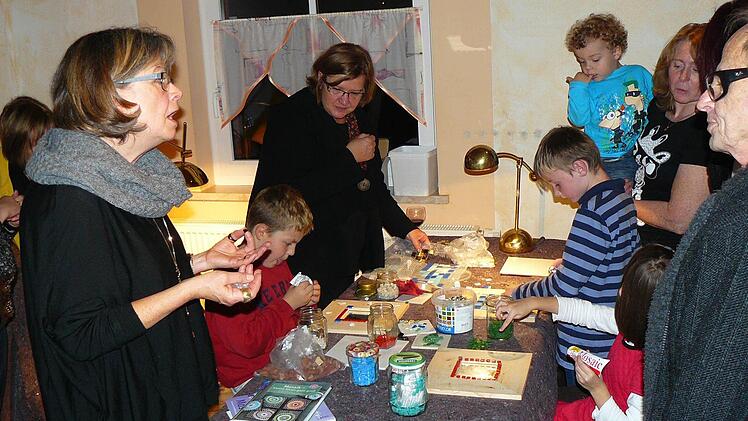 Kleine Künstler bei Mosaikarbeiten. Foto: Klaus-Peter Wulf