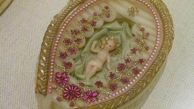 Wachsstock in Hufeisenform mit Christkind. Foto: Marion Krüger-Hundrup