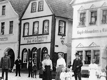An historischen Vorbildern soll sich die künftige Fassadengestaltung des Hauses neben der Badgasse am Marktplatz orientieren. Das Reisebüro der Ehefrau der Eigentümer wird einziehen.   Fotomontage: Steffen Schanz aus der Sammlung Rothbauer/Foto-Creativ-Kreis
