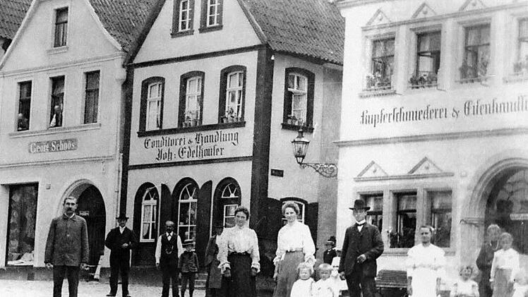 An historischen Vorbildern soll sich die künftige Fassadengestaltung des Hauses neben der Badgasse am Marktplatz orientieren. Das Reisebüro der Ehefrau der Eigentümer wird einziehen.   Fotomontage: Steffen Schanz aus der Sammlung Rothbauer/Foto-Creativ-Kreis