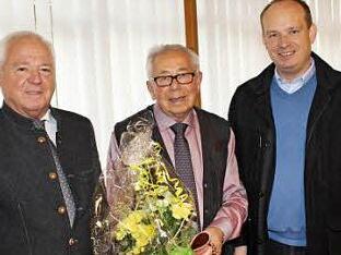 Dekan Pfarrer Michael Schüpferling (rechts) und Ersten Bürgermeister Helmut Fischer (links) mit Peter Sünkel Foto: Horst Habermann