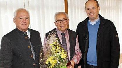 Dekan Pfarrer Michael Schüpferling (rechts) und Ersten Bürgermeister Helmut Fischer (links) mit Peter Sünkel Foto: Horst Habermann