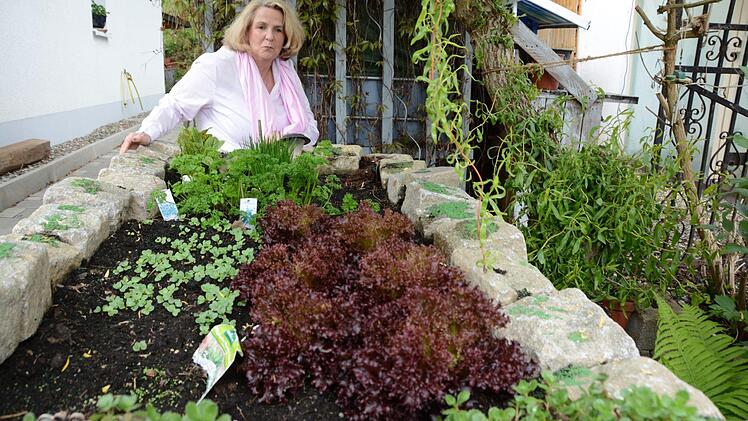 Kreativ im Garten: Rosemarie Hübner aus Katschenreuth verwirklicht in ihrer grünen Oase ihre Ideen und findet dabei Ruhe und Entspannung. Foto: Dagmar Besand
