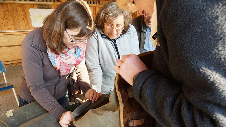 Doris Aulig (links) öffnet den Tornister, der ihrem Großvater gehört hat. Foto: Arkadius Guzy