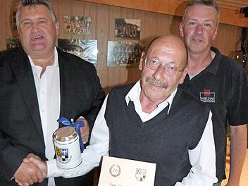 Bürgermeister Gerhard Schneider (links) und der Zweite Vorsitzende des SV Lanzendorf, Peter Pöhlmann, gratulierten Reinhold Ladler zum 70. Geburtstag. Foto: Werner Reißaus