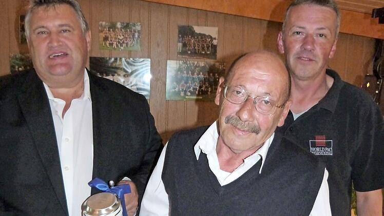 Bürgermeister Gerhard Schneider (links) und der Zweite Vorsitzende des SV Lanzendorf, Peter Pöhlmann, gratulierten Reinhold Ladler zum 70. Geburtstag. Foto: Werner Reißaus