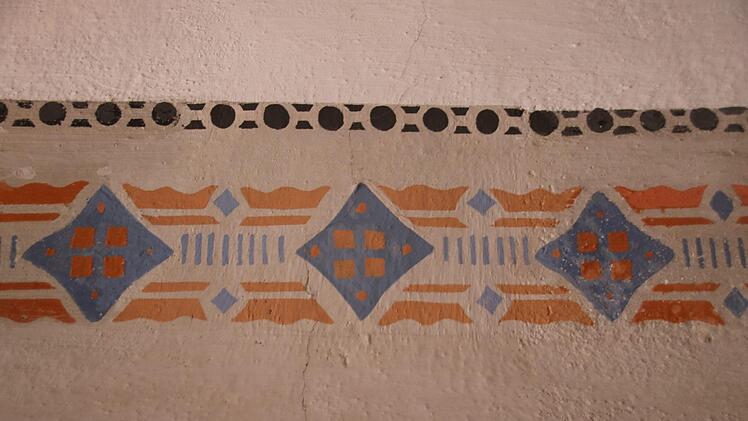 Mit viel Liebe zum Detail renoviert sind die Innenräume, hier eine Schablonenmalerei an der Wand.Matthias Einwag