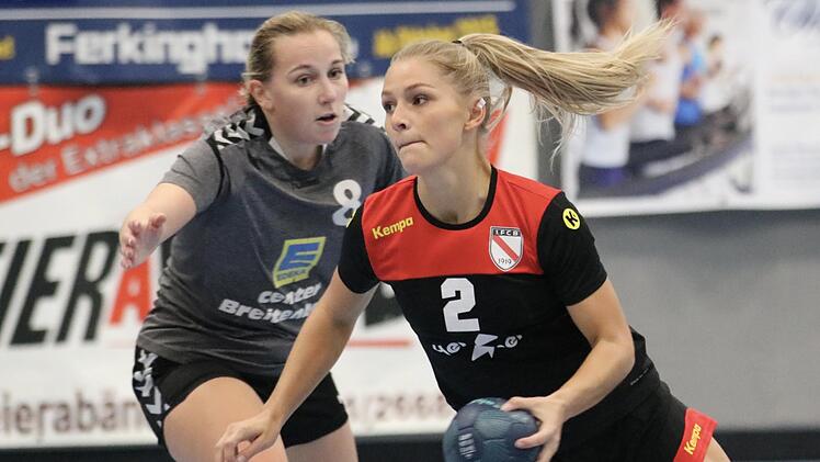 Die Bad Brückenauerin Anna Pragmann setzt sich in dieser Szene energisch gegen die Hammelburgerin Nicole Simon durch. Am Ende jubelten allerdings nur die Saalestädterinnen. Foto: Sebastian Schmitt