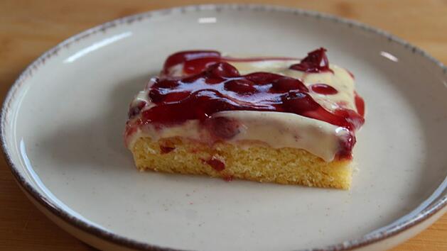 Ein schneller Kirschkuchen vom Blech bringt sommerliche Frische und kulinarischen Genuss mit regionalen Früchten aus fränkischen Streuobstwiesen.