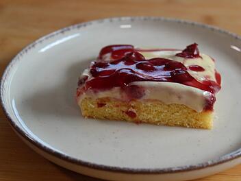 Ein schneller Kirschkuchen vom Blech bringt sommerliche Frische und kulinarischen Genuss mit regionalen Früchten aus fränkischen Streuobstwiesen.