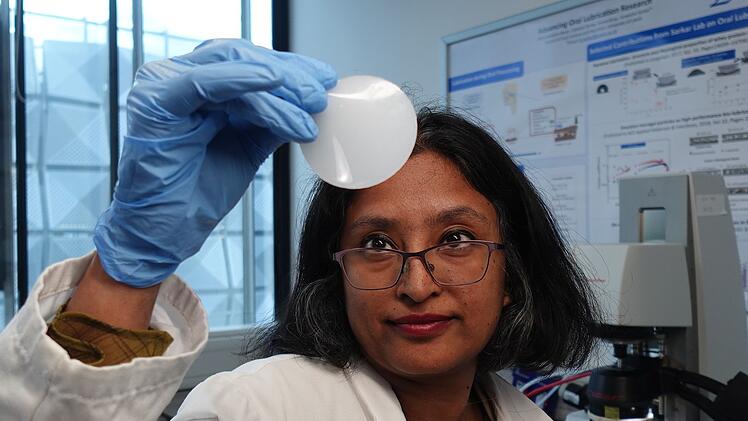 Lebensmittelforscherin Anwesha Sarkar hat in Leeds eine k&uuml;nstliche Zunge aus Silikon entwickelt. Auf ihr testet sie pflanzenbasierte Lebensmittel und optimiert das Mundgef&uuml;hl.