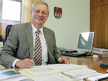 Gotthard Schlereth in seinem Büro im Rathaus. Er ist der einzige Kandidat der Bürgermeisterwahl am Sonntag in Oberthulba. Foto: Markus Reeh