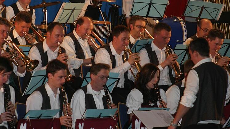 Dirigent Peter Weiß hatte den Musikverein gut im Griff - und forderte von den Musikern Höchstleistungen.
