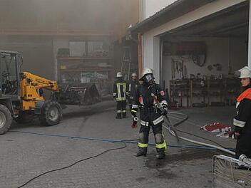 Ein Schwelbrand im Holzspänelager eines Sägewerkes in der Emskirchner Straße in Oberreichenbach (Landkreis Erlangen-Höchstadt) ist am Dienstagmorgen glimpflich ausgegangen. Foto: Roland Meister