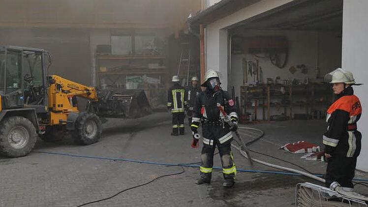 Ein Schwelbrand im Holzspänelager eines Sägewerkes in der Emskirchner Straße in Oberreichenbach (Landkreis Erlangen-Höchstadt) ist am Dienstagmorgen glimpflich ausgegangen. Foto: Roland Meister