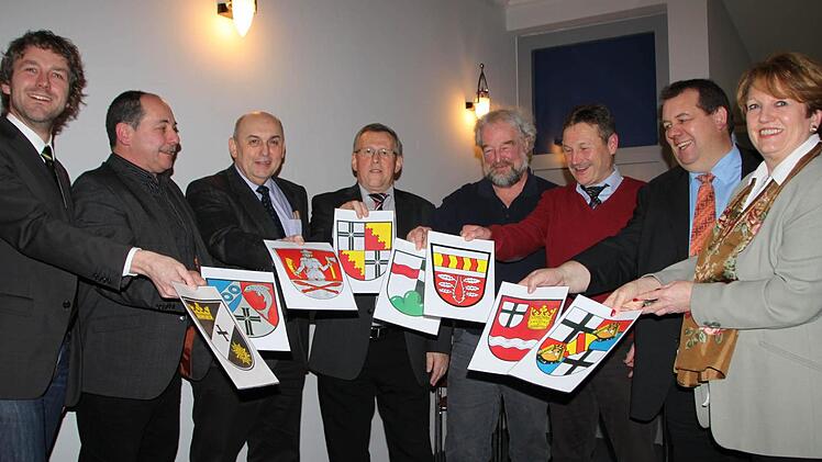 Die Rhönallianz hat noch die alte Garde der Bürgermeister aus dem Altlandkreis auf den Weg gebracht. Nun sitzen vier neue Gesichter in der Runde. Das Bild entstand bei der Abschlussveranstaltung im Februar 2014, bei der das Ilek einhellig von den Stadt- und Gemeinderäten verabschiedet wurde.