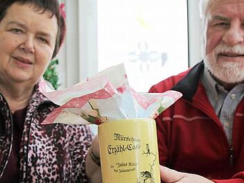 Jeder Redner im Erzählcafé bekommt diese Tasse als Geschenk. Eugen und Anneliese Albert haben selbst schon zwei im Schrank. Foto: Heike Beudert