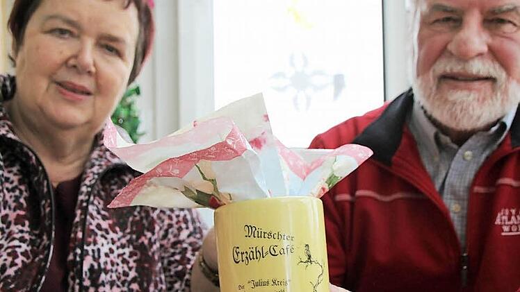 Jeder Redner im Erzählcafé bekommt diese Tasse als Geschenk. Eugen und Anneliese Albert haben selbst schon zwei im Schrank. Foto: Heike Beudert