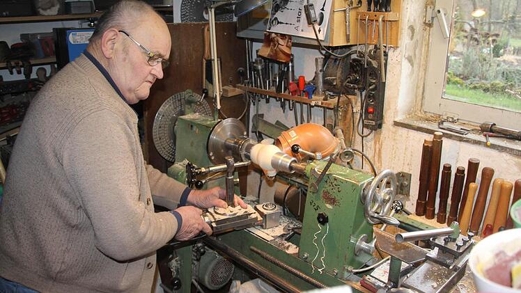 An seiner Drehbank fertigt Richard Ebert hier gerade eine Holzkugel. Solche hat er in seiner Werkstatt zuhauf, viele sind echte Hingucker durch verschiedene Maserungen. Foto: Helmut Will