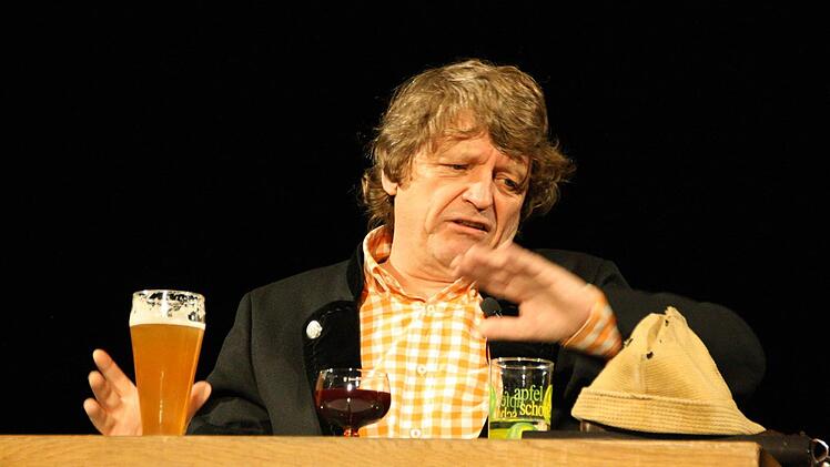 Erwin Pelzig im Zwiegespräch mit seinen imaginären Stammtischbrüdern Hartmut und Dr. Göbel. Foto: Ralf Ruppert