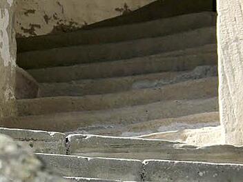 Für Senioren und Gehbehinderte ist der Aufstieg zur Fränkischen Galerie über die Treppe ein Kraftakt. Foto: Marco Meißner