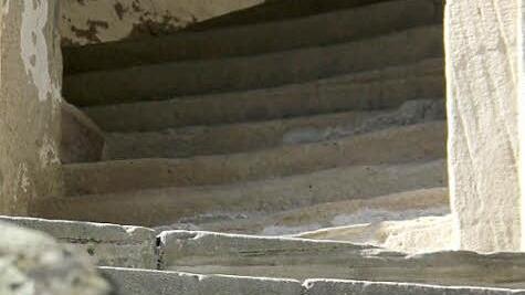 Für Senioren und Gehbehinderte ist der Aufstieg zur Fränkischen Galerie über die Treppe ein Kraftakt. Foto: Marco Meißner