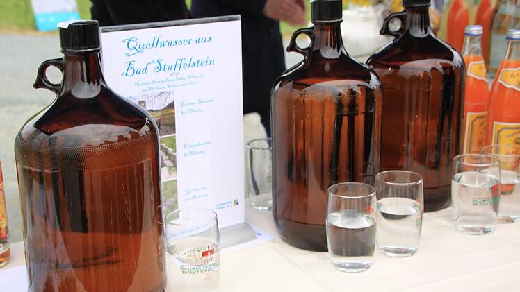 Statt Bier oder Sekt wurde den Gästen der Radwegeröffnung Staffelsteiner Quellwasser aus drei vorzüglichen Brunnen kredenzt. Foto: Matthias Einwag