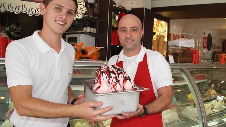 Guilherme Daleffe und Chef Carlos Cittadin von der Eisdiele buonissimo verraten, dass fast 40 Prozent mehr Umsatz gemacht haben.