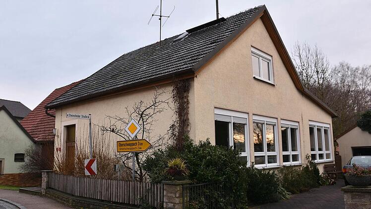 In der alten Schule in Steinsfeld (im Bild), die derzeit renoviert wird, wurden mittlerweile neue Fenster eingebaut.