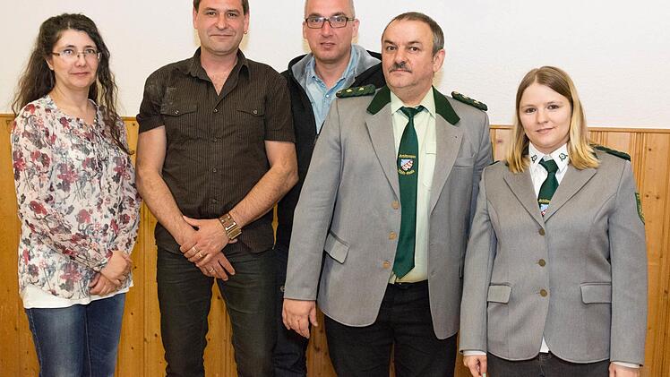 Das Vorstandsteam des Schützenvereins mit Bürgermeister: Tanja Katzenberger (von links), Jürgen Reuß, Andreas Sandwall, Martin Unrath, Anna Unrath. Foto: Björn Hein