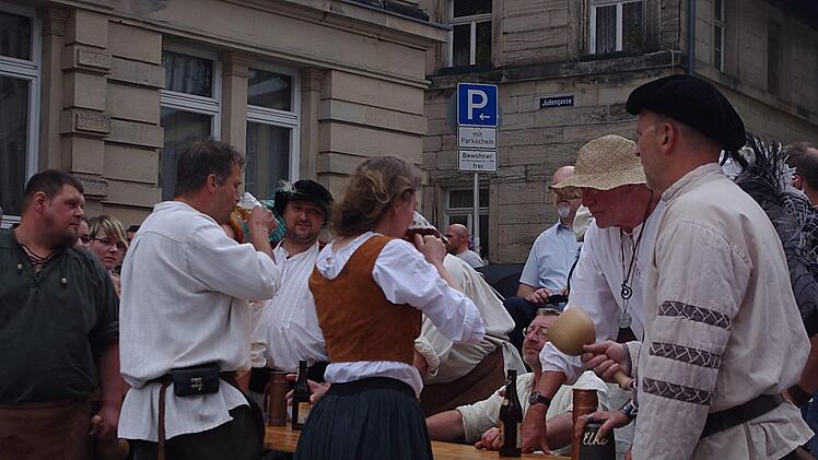 Beim Kunigundenschluck musste mit dem Durst gehaushaltet werden. Foto: Heike Sch&uuml;lein